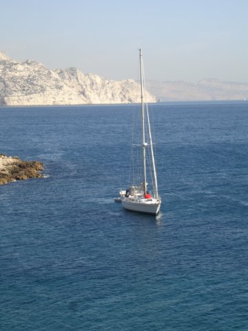 yatchanchoredatthemouthofthecallanquedemarseilleveyre.jpg