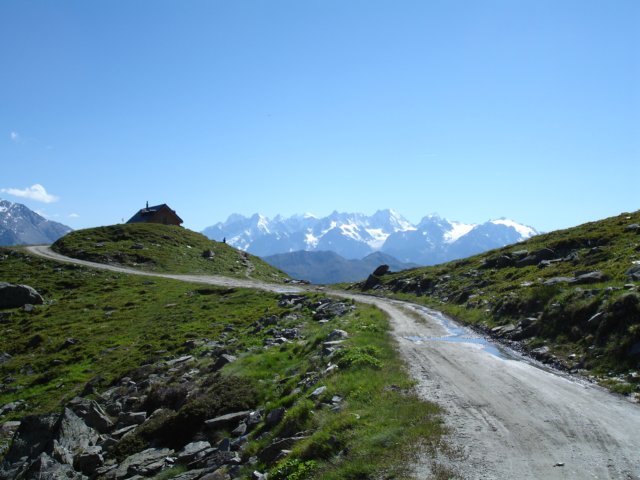cabanedemontfortwithmassifmtblancinbackground.jpg