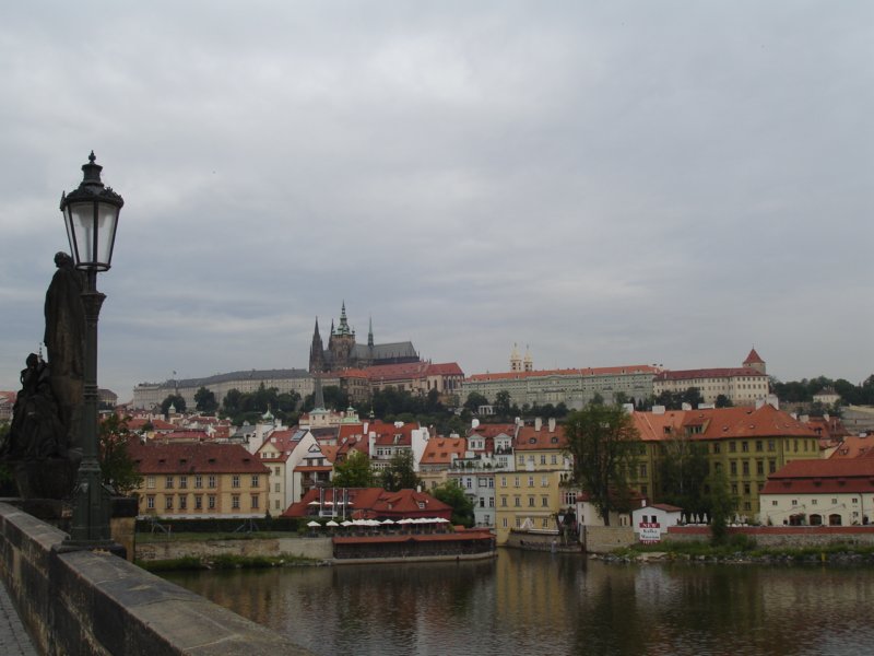 crossingcharlesbridgeonourwaytopraguecastle.jpg