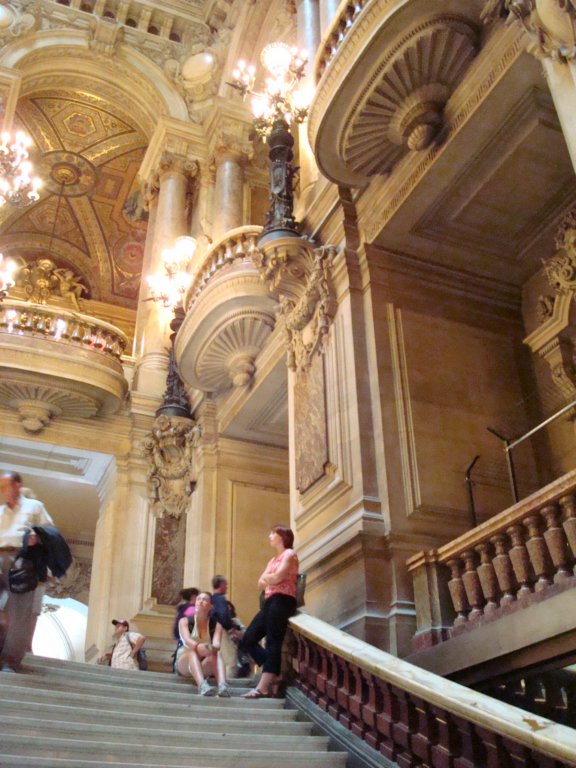 brigitteandviviinthegrandstaircase.jpg