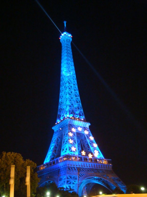theeiffeltourislitupblueandhasaringofstarsonitbecausefranceiscurrentlythepresidentoftheeu.jpg