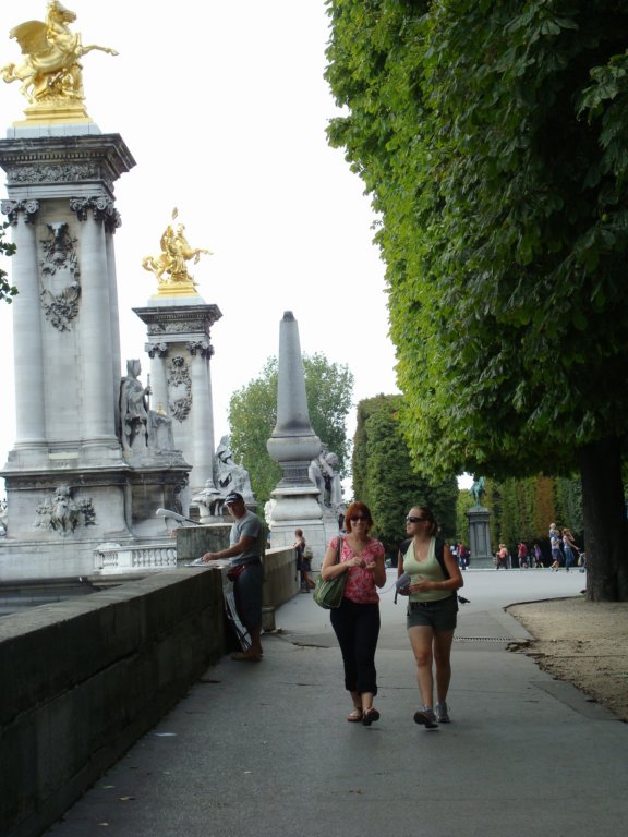 walkingawayfrompontalexandreiiitowardslelouvre.jpg