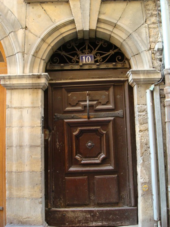thefrontdoorof10monteeducheminneuf.jpg