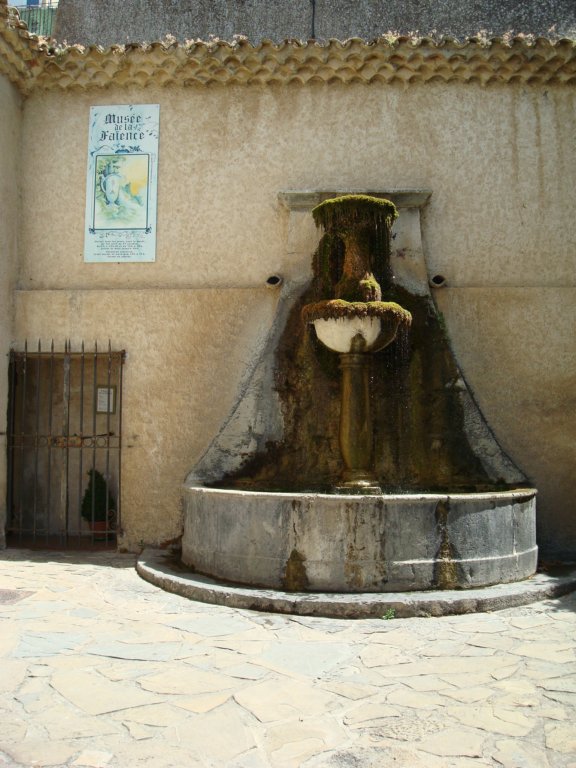 fountaininmoustiersstmarie.jpg