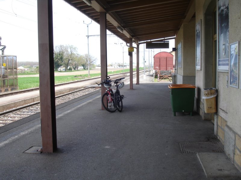 finallybackatthetrainstationatavenchesthebikeswerequiet32kmslater.jpg