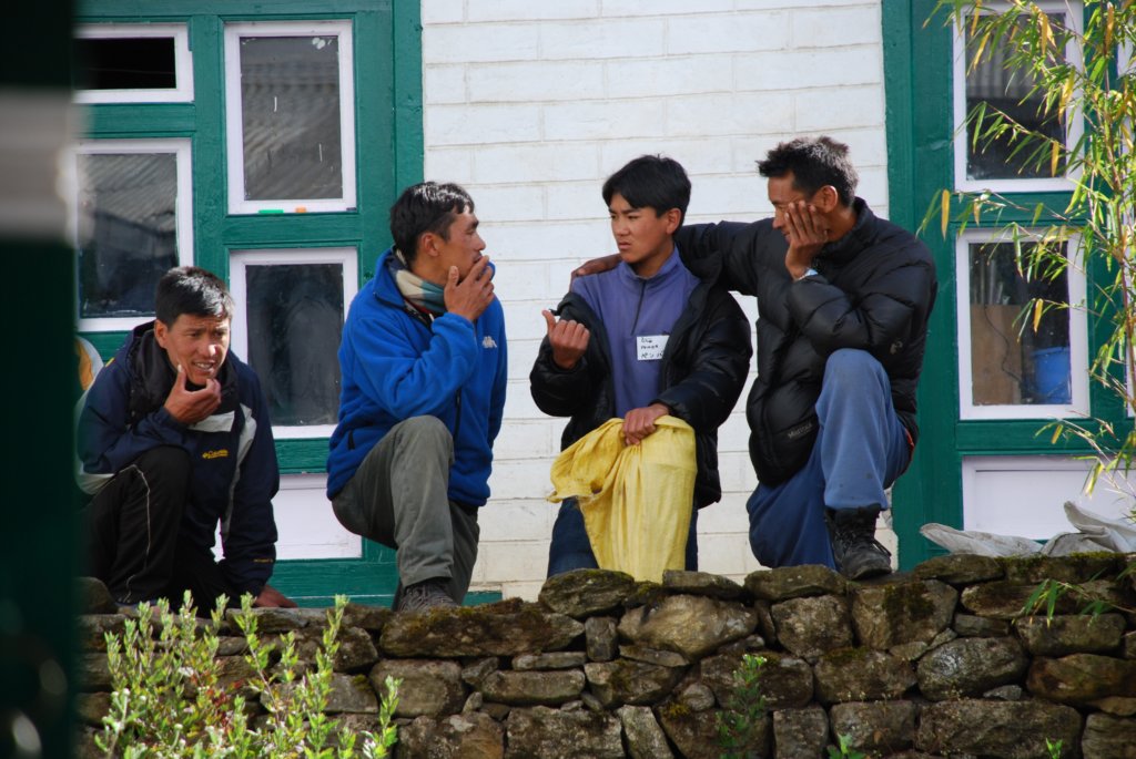 portersconversingatthesherpainnlukla.jpg