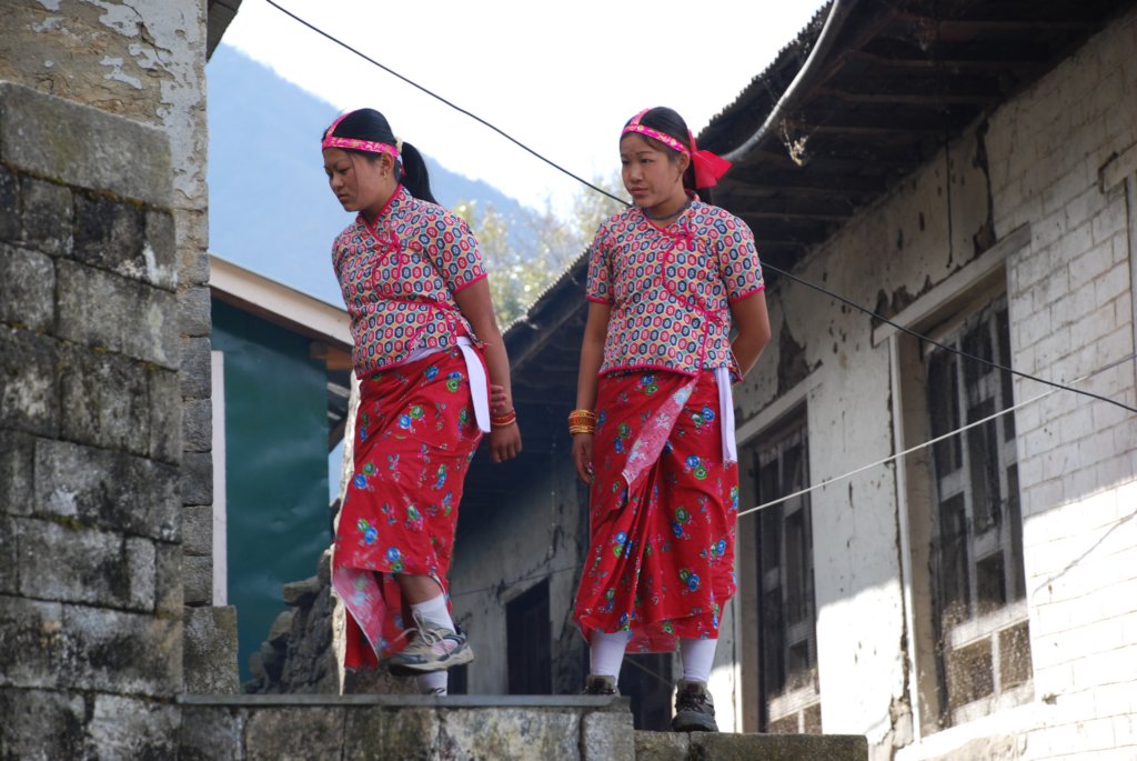 sherpagirlsdressedupforsomethinginlukla.jpg