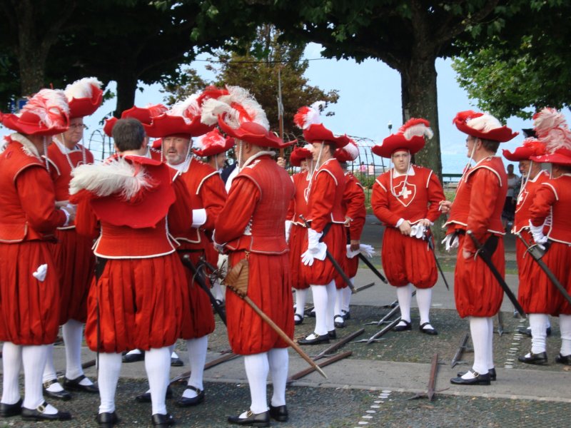 medievalswisssoldierswithnastylookinghalbards.jpg