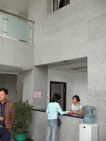 xiaoxincheckingusintotheinstitutesguesthouse.jpg
