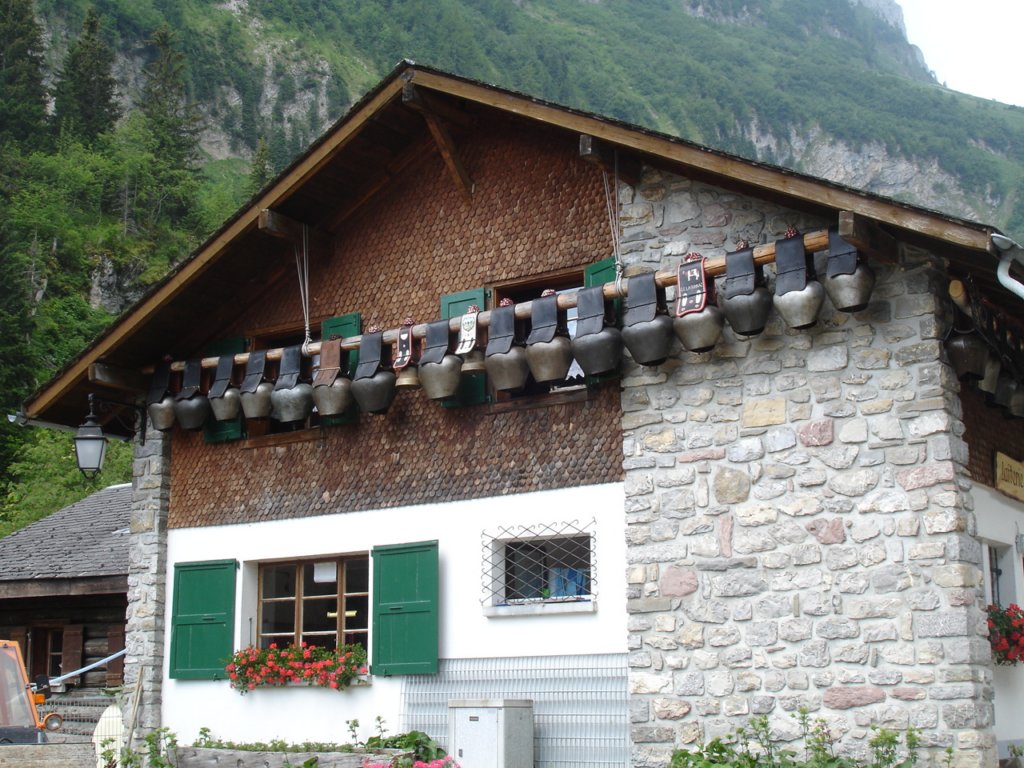 traditionalchaletdecor.jpg