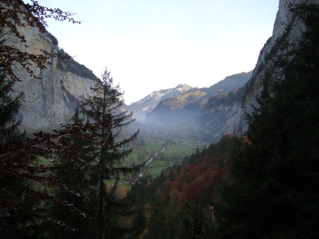 lookingdownthelauterbrunnental.jpg