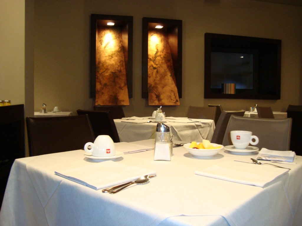 breakfasttableatthemetropolihotel.jpg