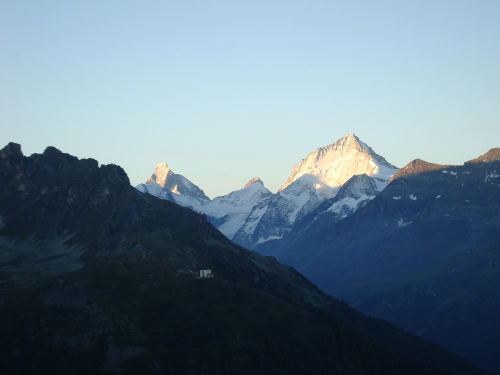 closeupofdentblanchehotelweisshorn.jpg