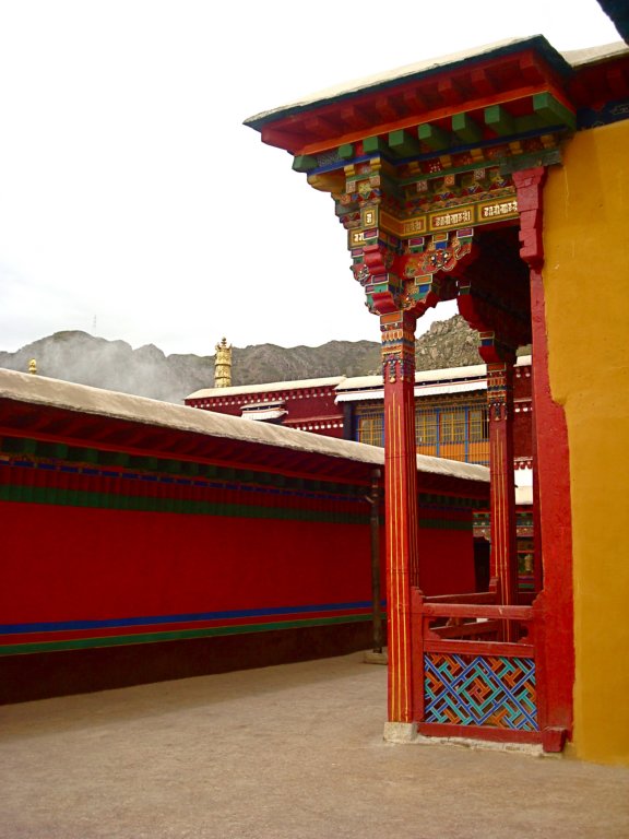 rooftopareasdrepungmonastery.jpg