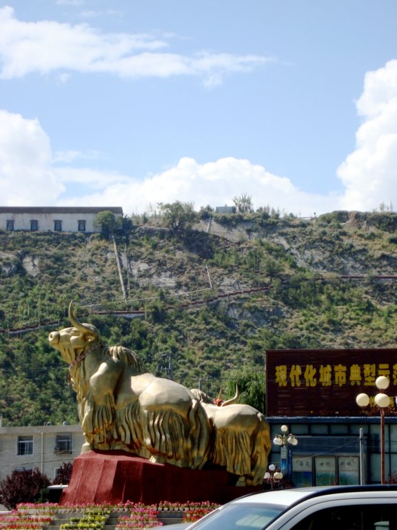 goldenyakstatuedowntownlhasa.jpg