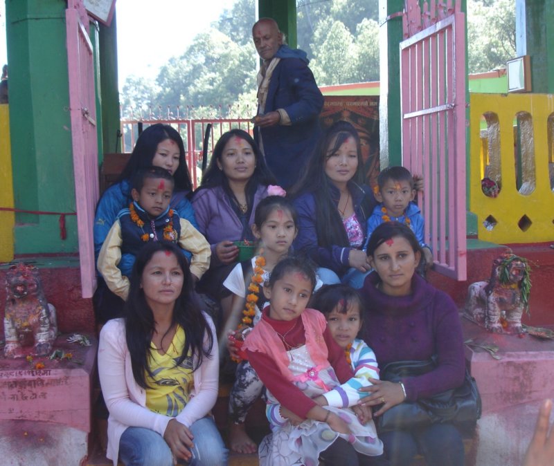 womenandchildrenposefortheirportrait.jpg