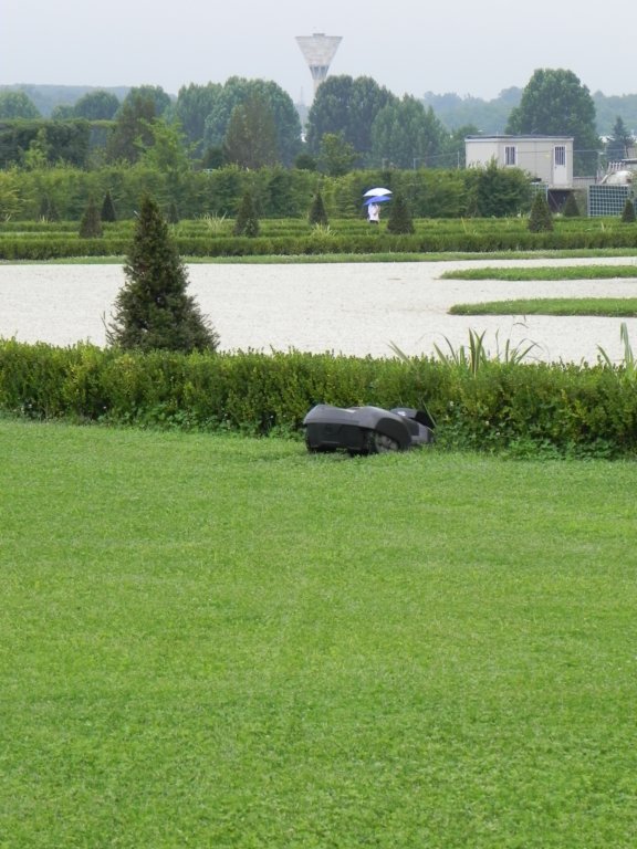 robotlawnmowerinthepark.jpg