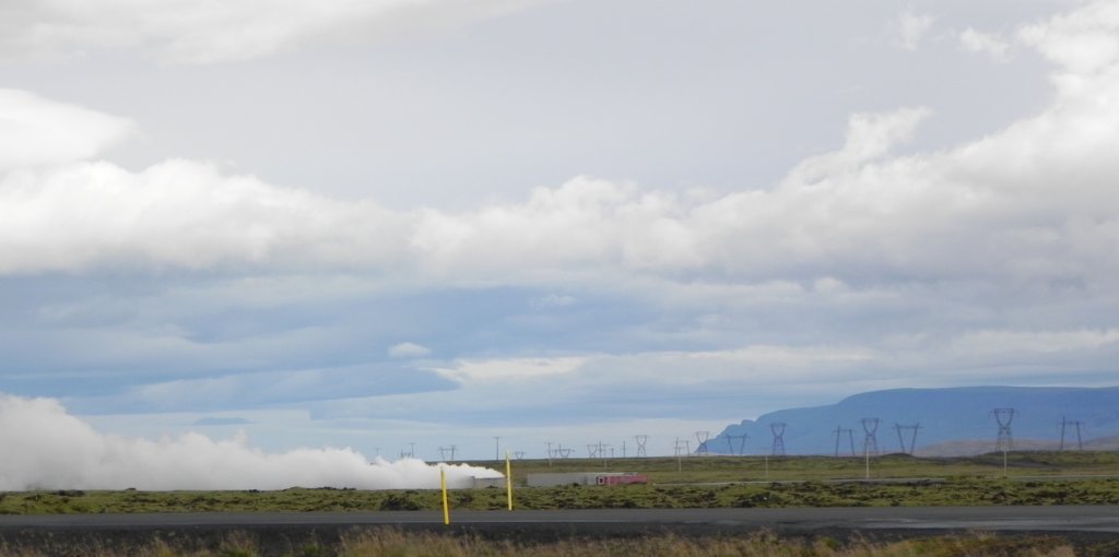 steamventsandpowerlinestoreykjavik.jpg