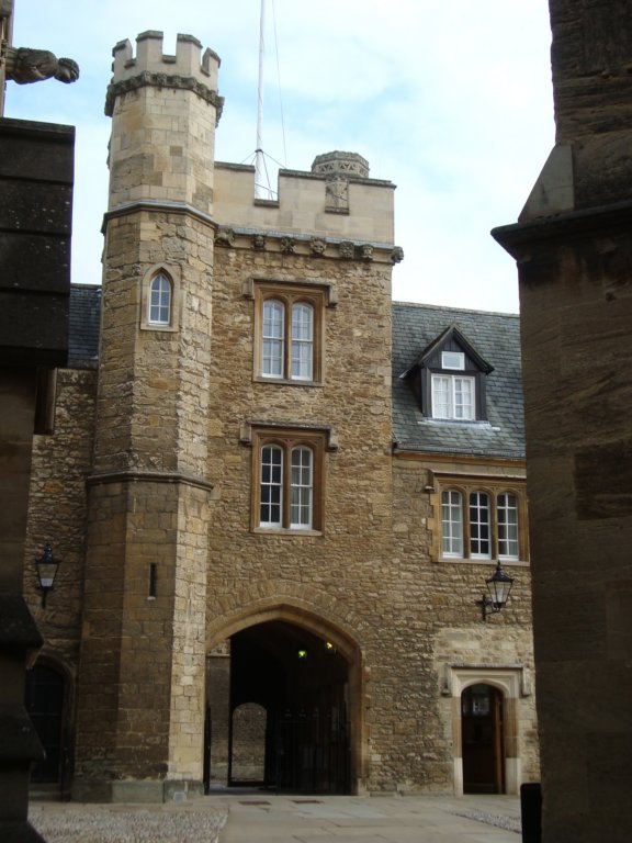 entrancetowertomertoncollege.jpg